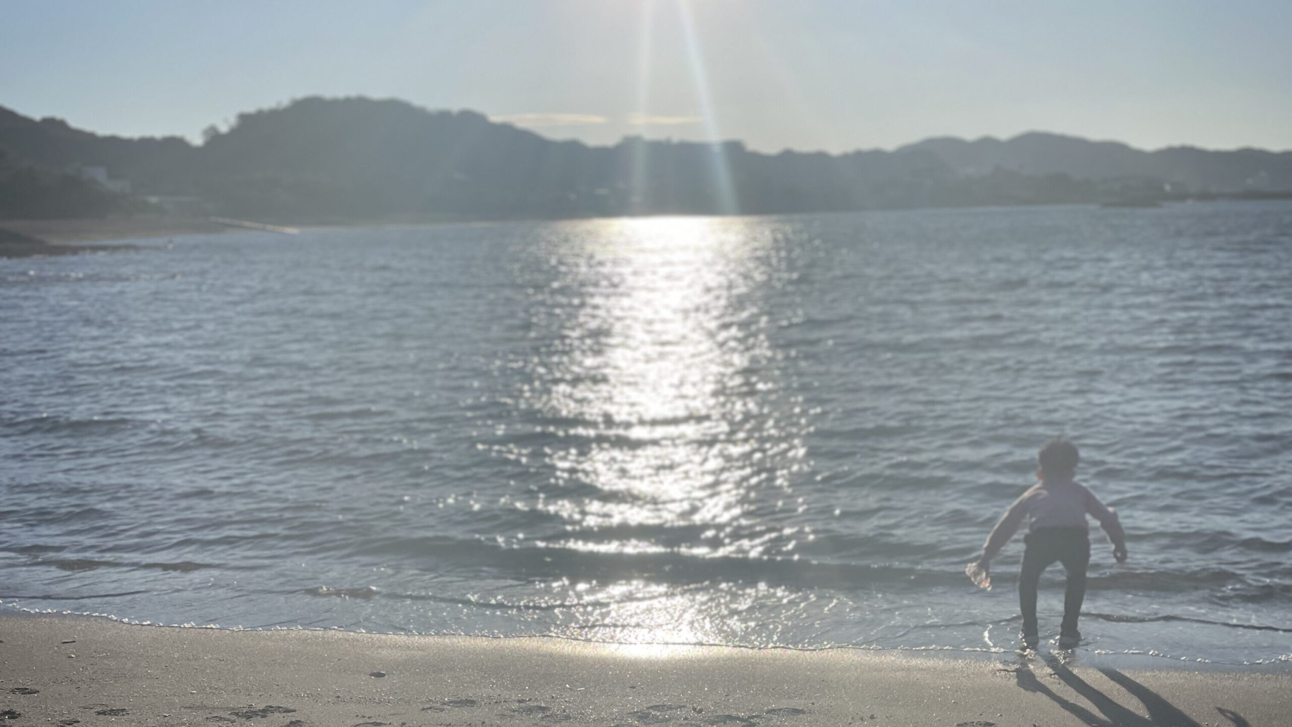 キャンプ場目の前の海ではしゃぐ子ども